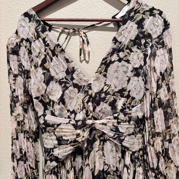 ASTR the Label Ayana Pleated Long Sleeve Maxi Dress in Cream Black Floral, Small