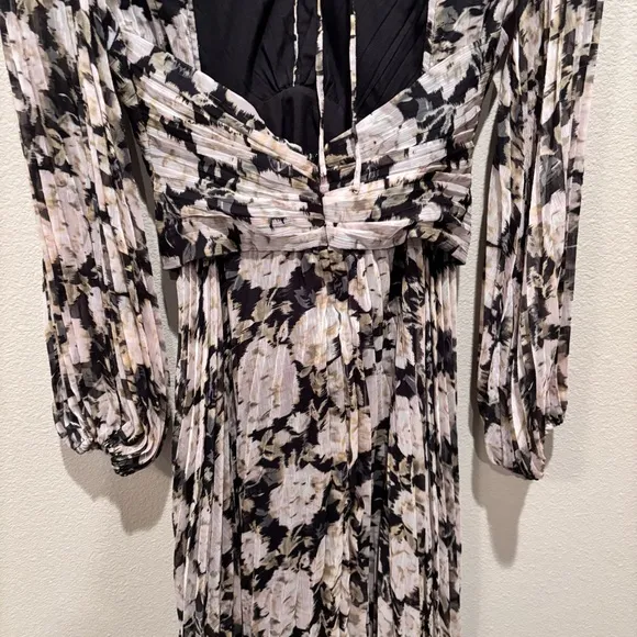 ASTR the Label Ayana Pleated Long Sleeve Maxi Dress in Cream Black Floral, Small