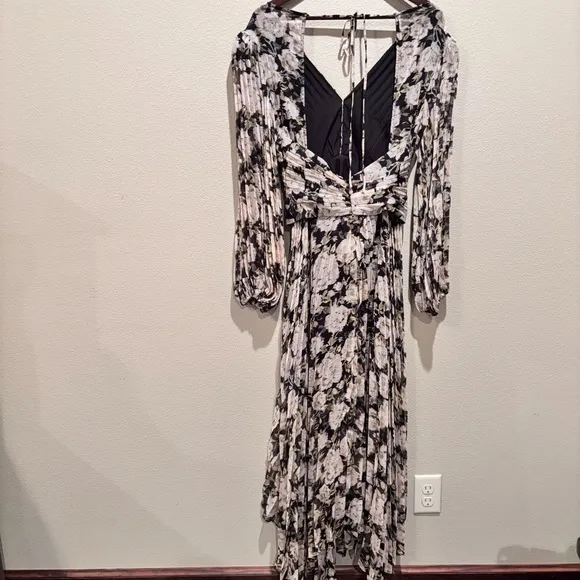 ASTR the Label Ayana Pleated Long Sleeve Maxi Dress in Cream Black Floral, Small