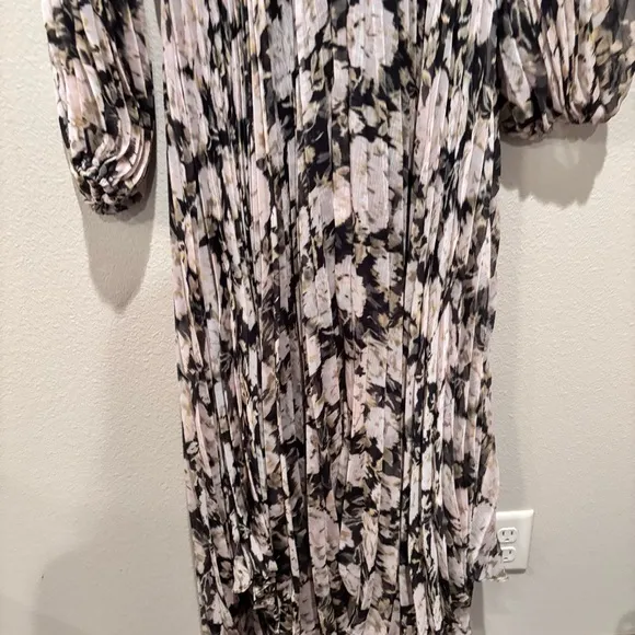 ASTR the Label Ayana Pleated Long Sleeve Maxi Dress in Cream Black Floral, Small