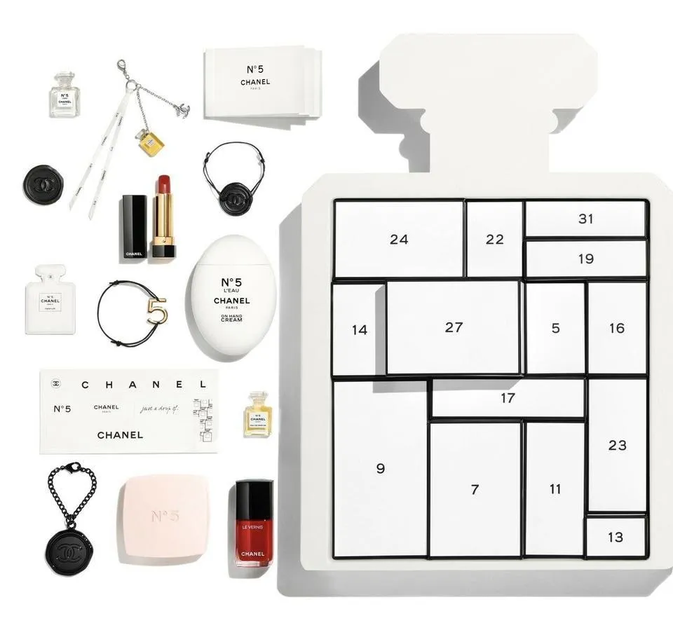 Chanel SOLD OUT EVERYWHERE 2021 Advent Calendar with 27 Gifts 1220c51