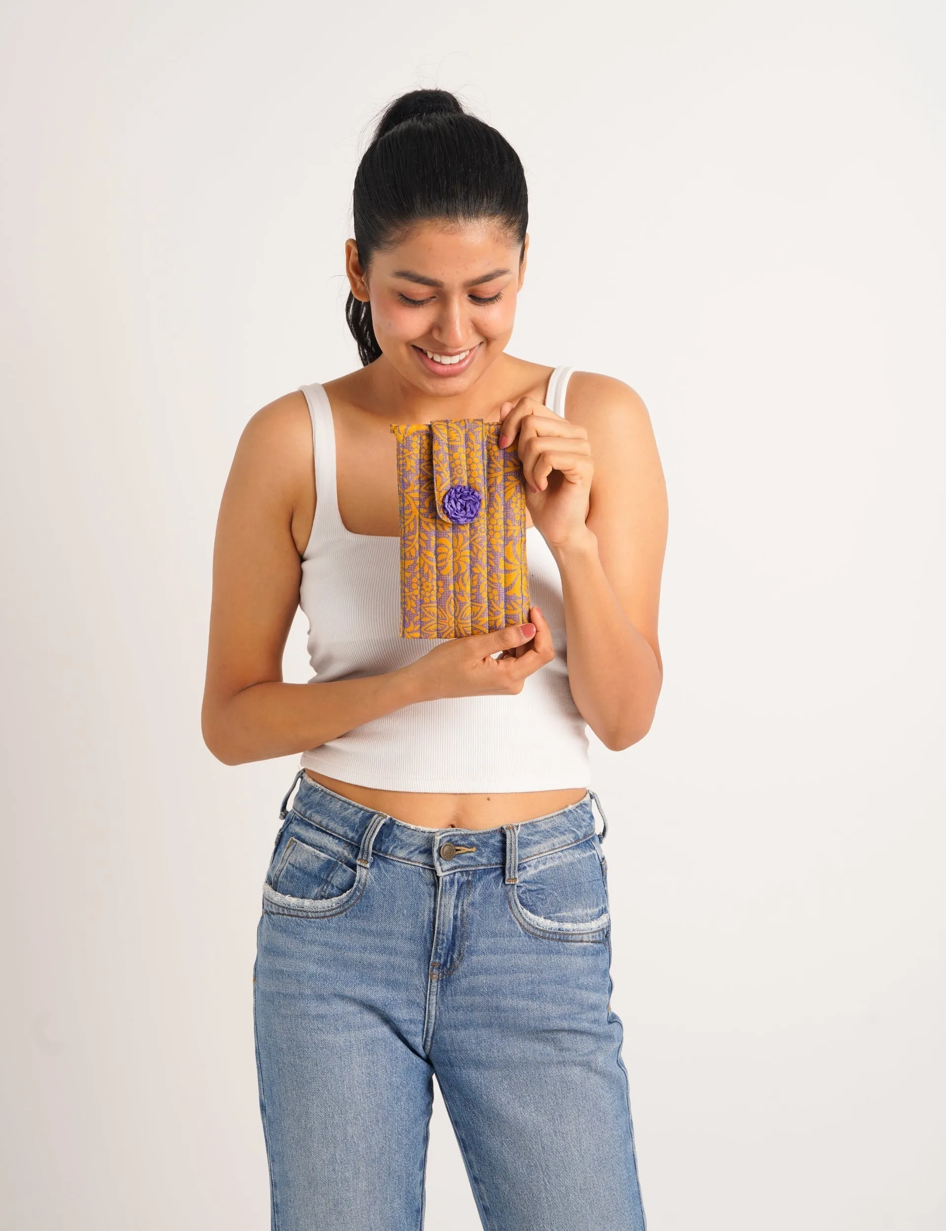 MOBILE PHONE POUCH WITH FLORETTE