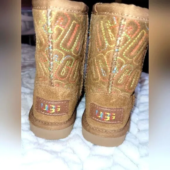 UGG Little Kids' Classic II Graphic Stitch Short Boot, sz 6, tan.